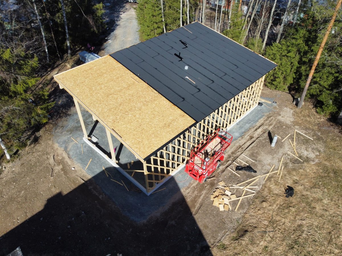 Katettu katsomo on pian sateelta suojassa