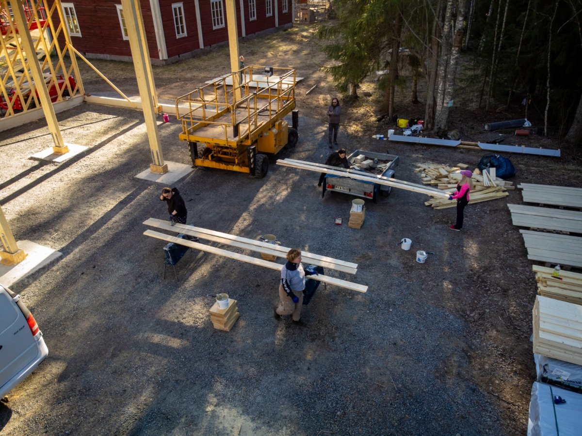 Iloinen talkooporukka. Kuvat: Tomi Karjalainen