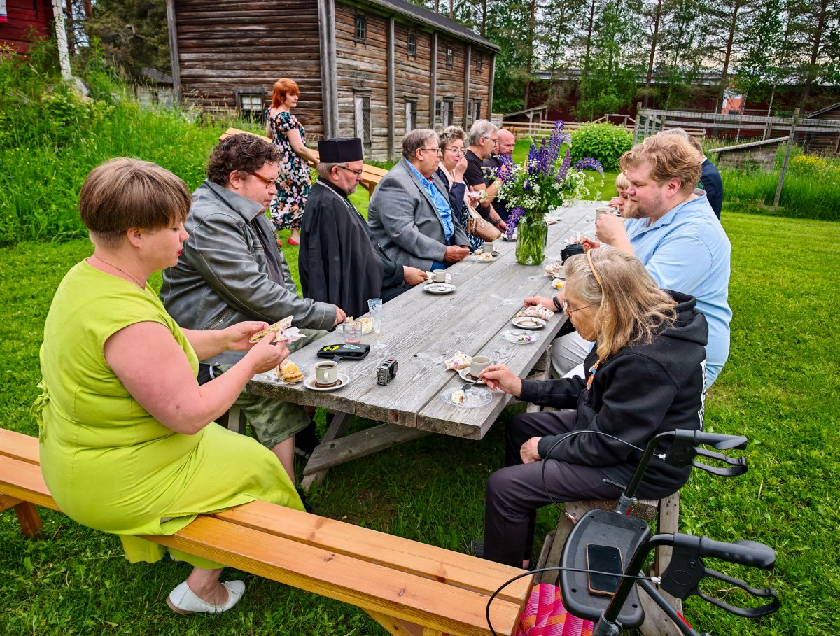 Kaikille maistui kauniina kesäpäivänä Sannan tekemät herkulliset täytekakut